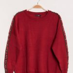 Červený sveter s kamienkami